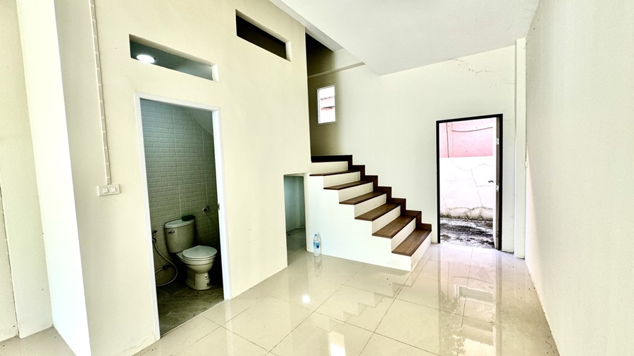 For Sale: Brand New Commercial Building (Never Occupied), 3-Story Townhome Style, Lam Luk Ka Khlong 4, Rangsit, Pathum Thani image