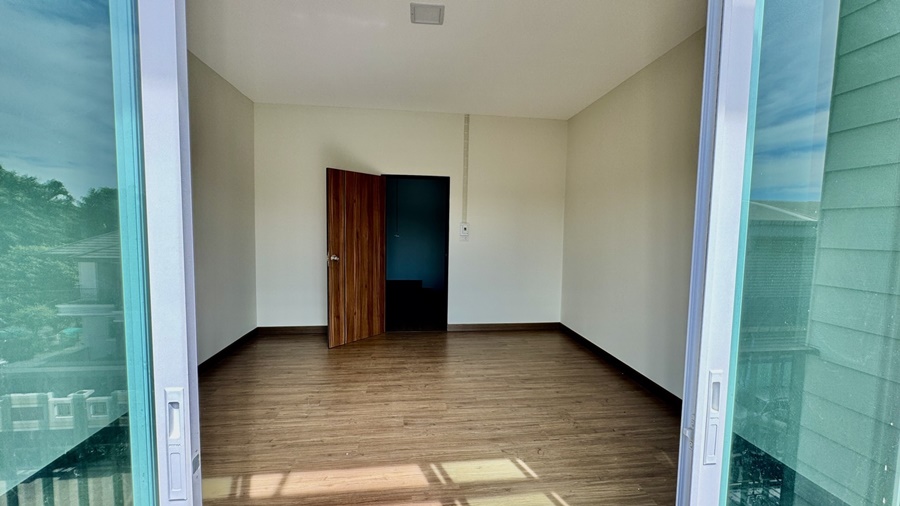 For Sale: Brand New Commercial Building (Never Occupied), 3-Story Townhome Style, Lam Luk Ka Khlong 4, Rangsit, Pathum Thani image