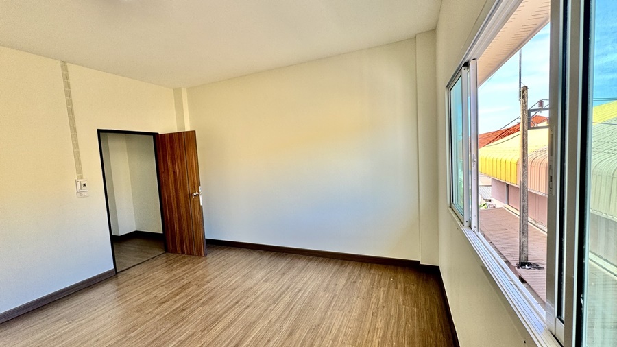 For Sale: Brand New Commercial Building (Never Occupied), 3-Story Townhome Style, Lam Luk Ka Khlong 4, Rangsit, Pathum Thani image