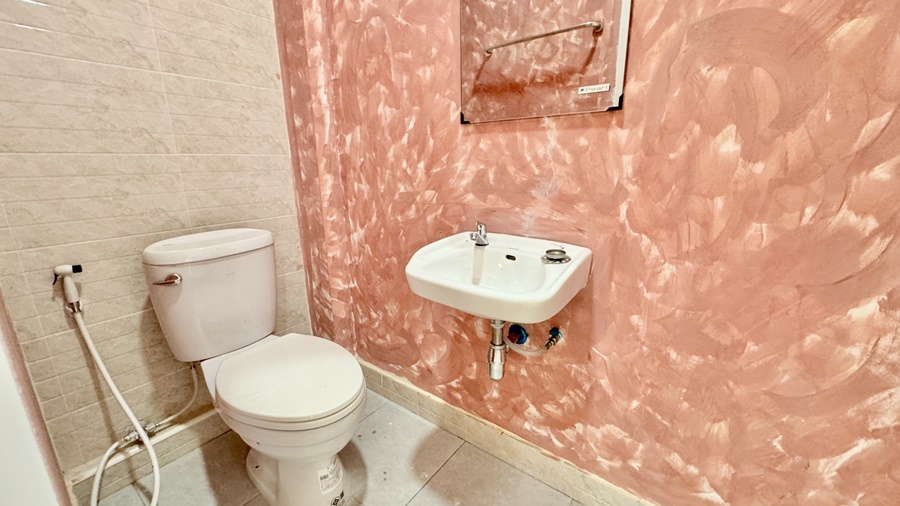 For Sale: Brand New Commercial Building (Never Occupied), 3-Story Townhome Style, Lam Luk Ka Khlong 4, Rangsit, Pathum Thani image