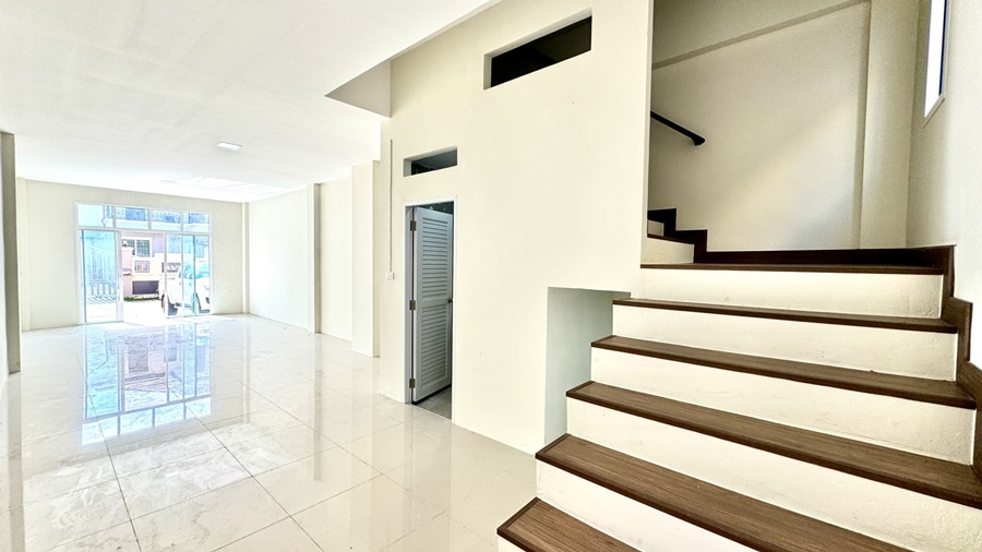 For Sale: Brand New Commercial Building (Never Occupied), 3-Story Townhome Style, Lam Luk Ka Khlong 4, Rangsit, Pathum Thani image