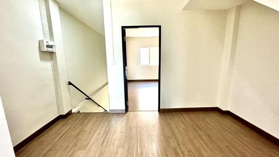 For Sale: Brand New Commercial Building (Never Occupied), 3-Story Townhome Style, Lam Luk Ka Khlong 4, Rangsit, Pathum Thani image