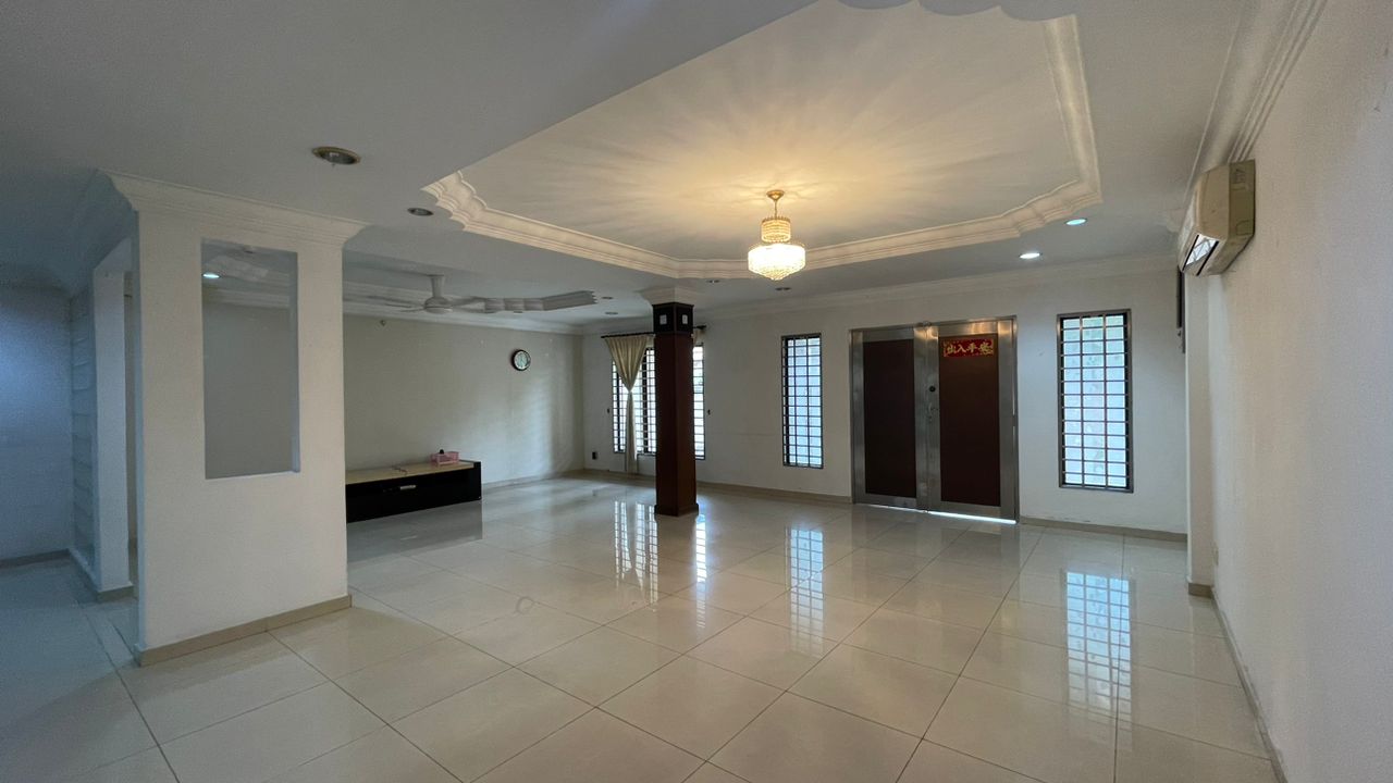 Overseas Union Garden image