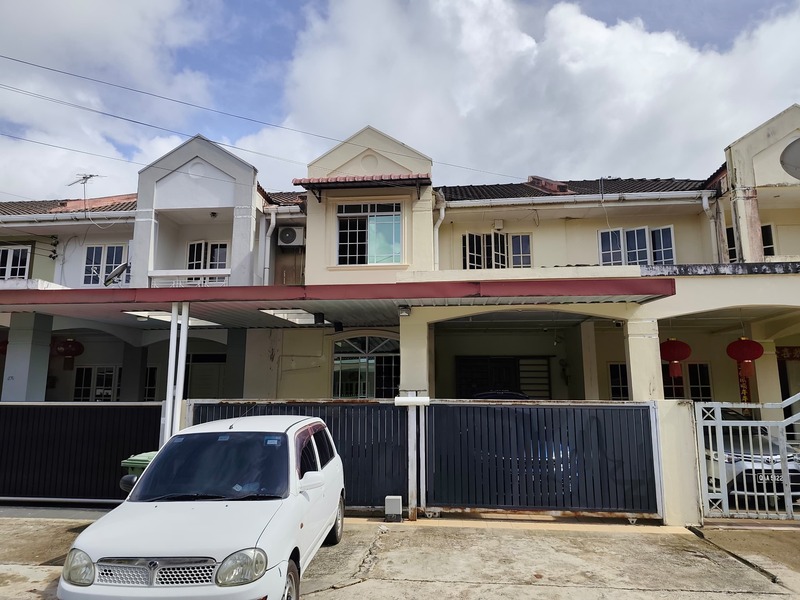 Double storey intermediate at Stapok Selatan Batu Kawa for sale