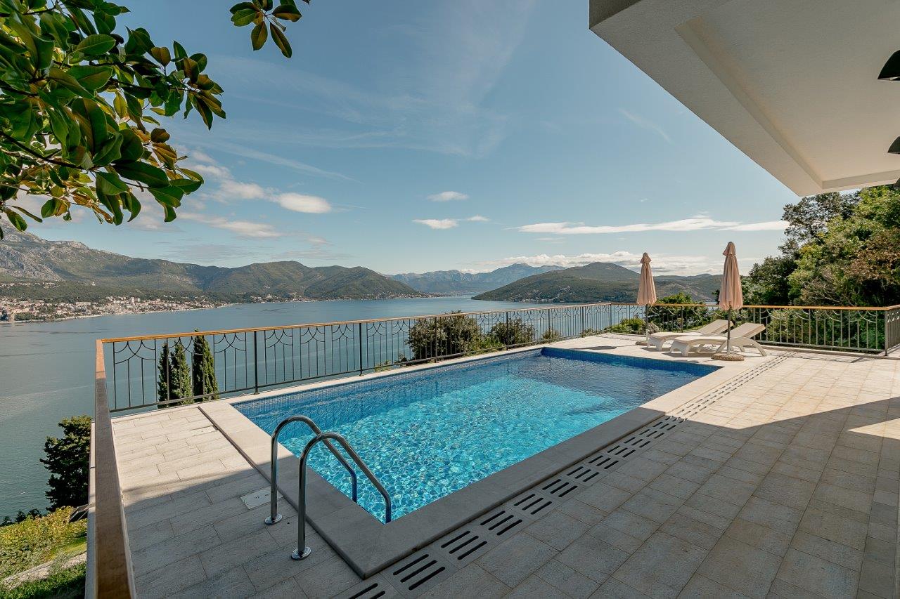 Luxury Villa with Magnificent Sea View image