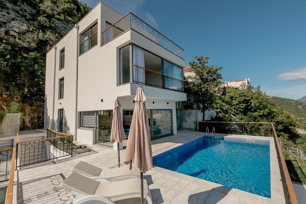 Luxury Villa with Magnificent Sea View image