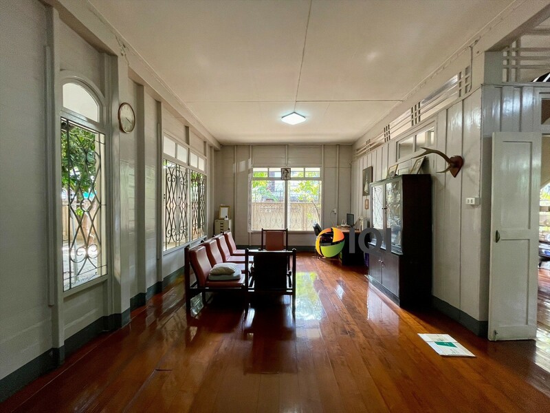 Land for sale wit building at Charoen Nakhon 78