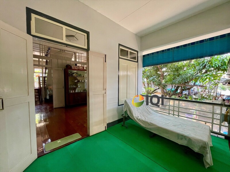 Land for sale wit building at Charoen Nakhon 78