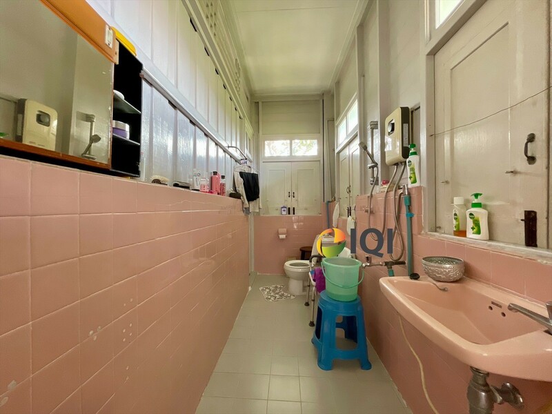 Land for sale wit building at Charoen Nakhon 78