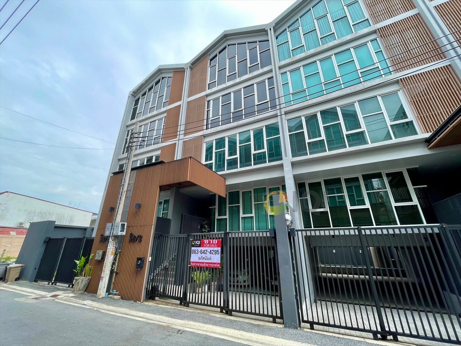 For sale Home office, 4 floors (3 floors + mezzanine), Soi Sukhumvit 101/1, Wachiratham Sathit Road 51 image