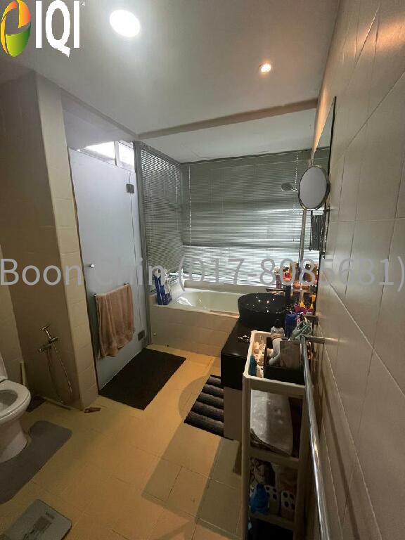 Riana Green East image