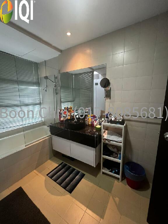 Riana Green East image