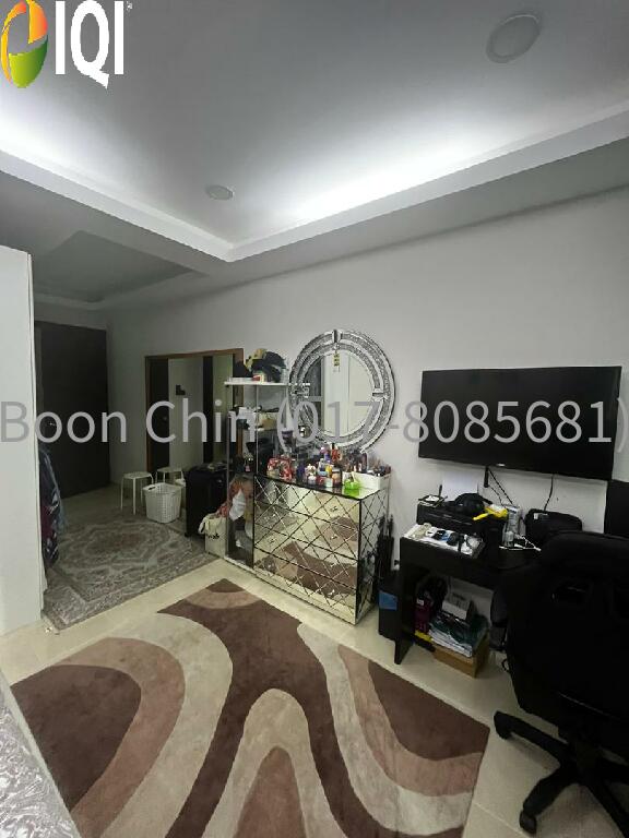 Riana Green East image