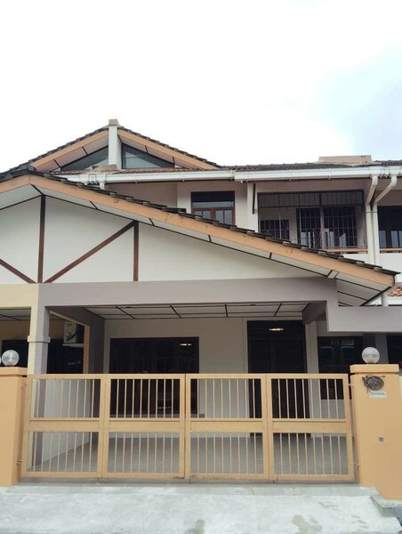 Freehold Double Storey Terrace Intermediate at Stutong for sale