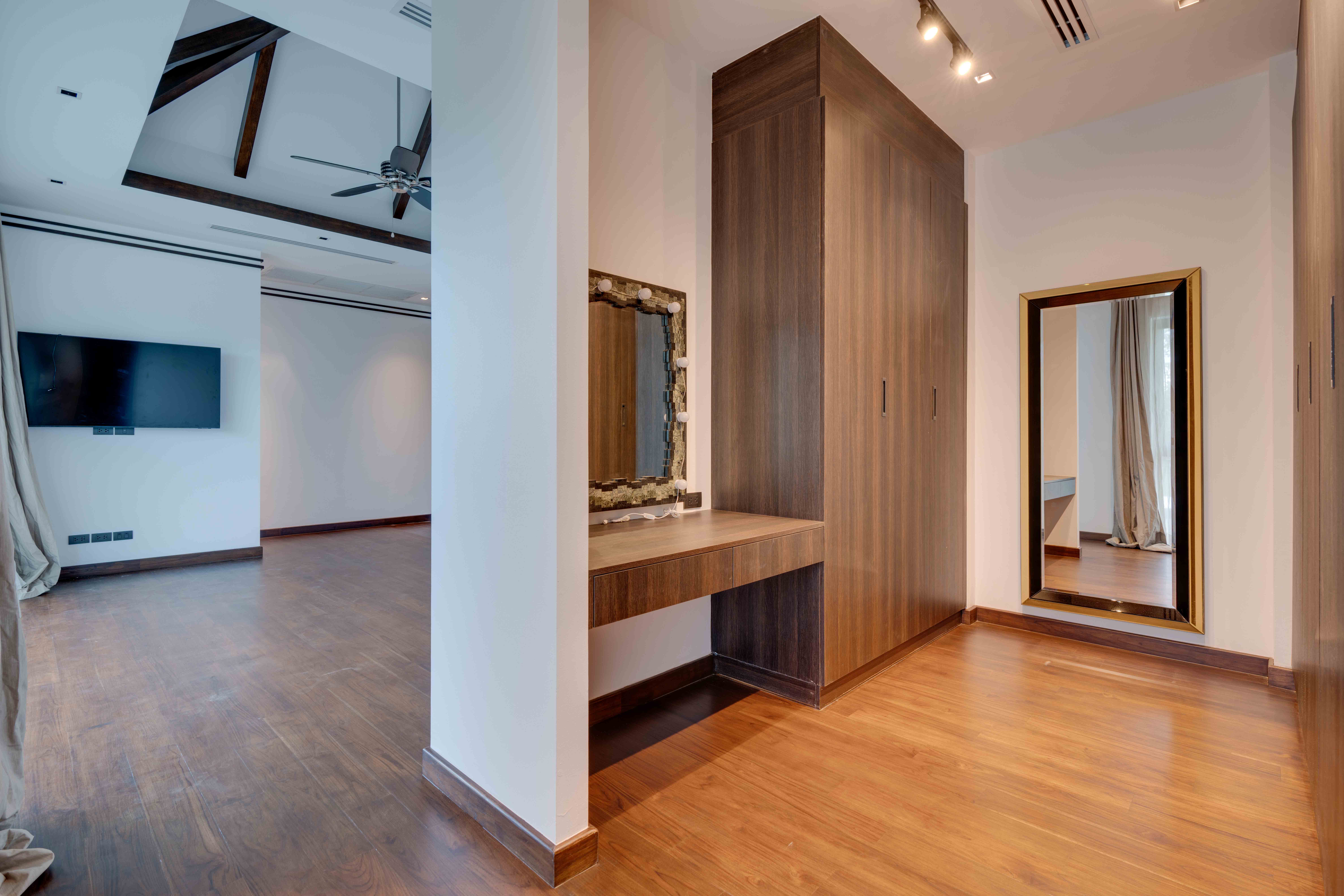 Spacious 5-Bedroom Villa with Expansive Land Plot and Private Pool image