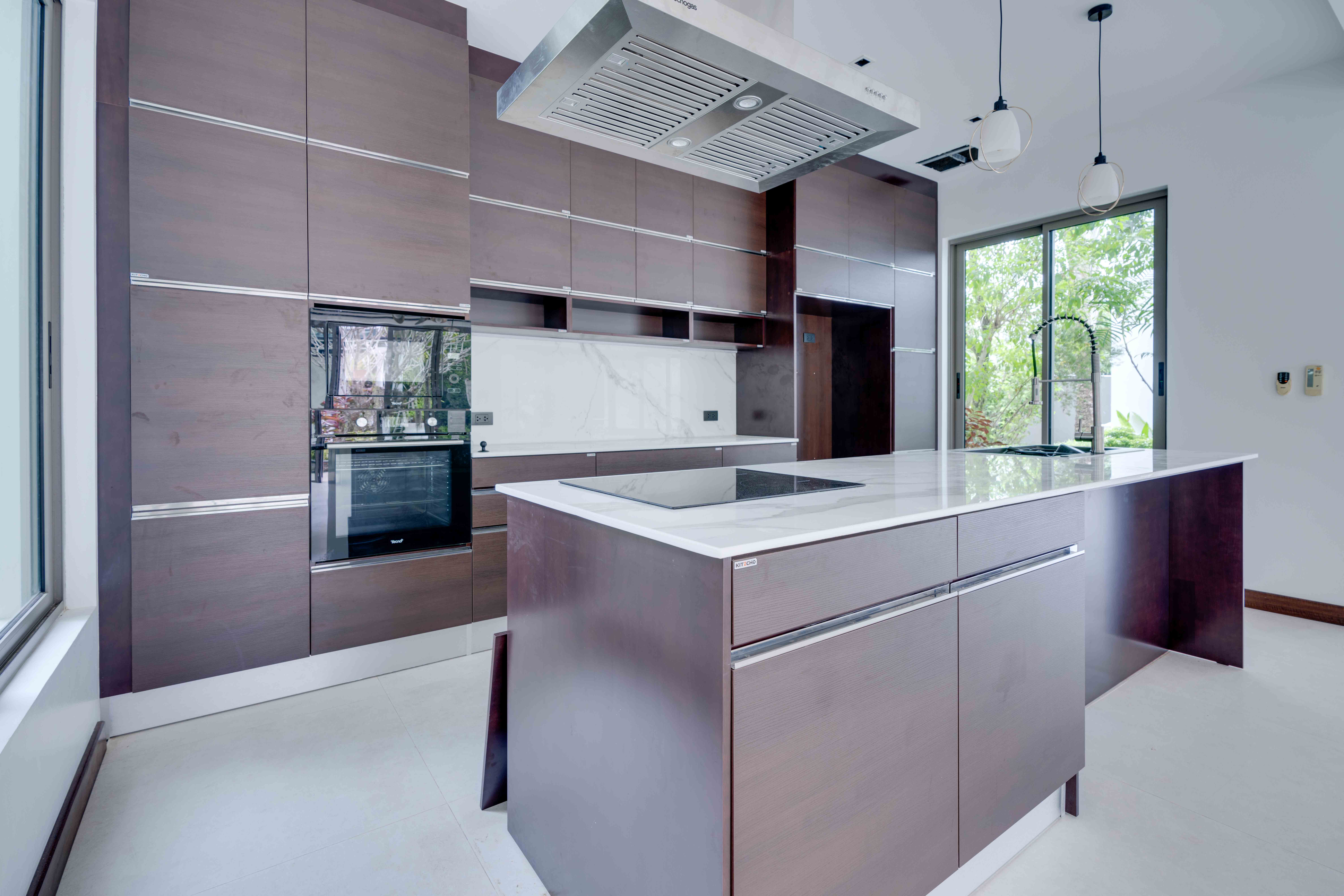 Spacious 5-Bedroom Villa with Expansive Land Plot and Private Pool image