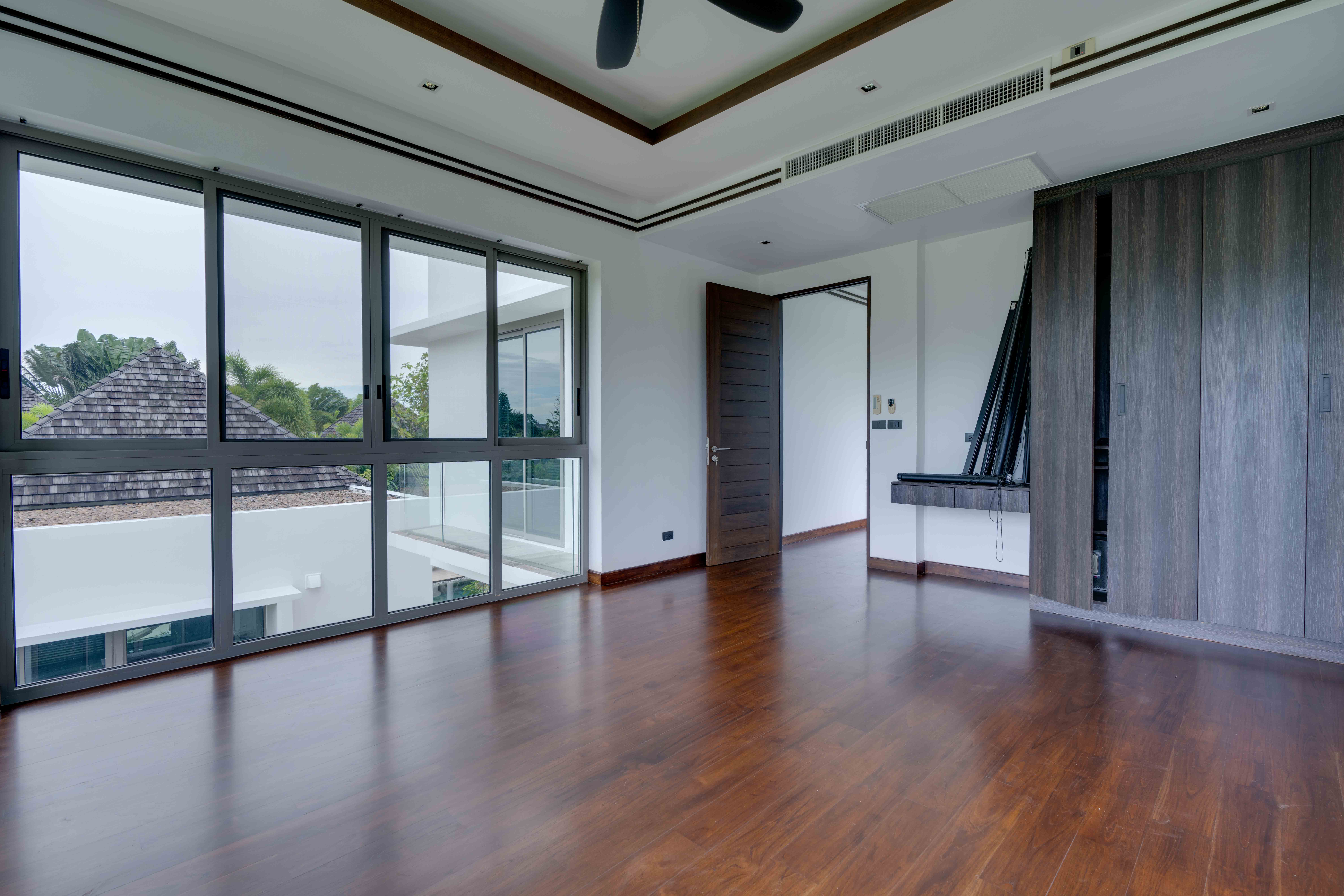 Spacious 5-Bedroom Villa with Expansive Land Plot and Private Pool image