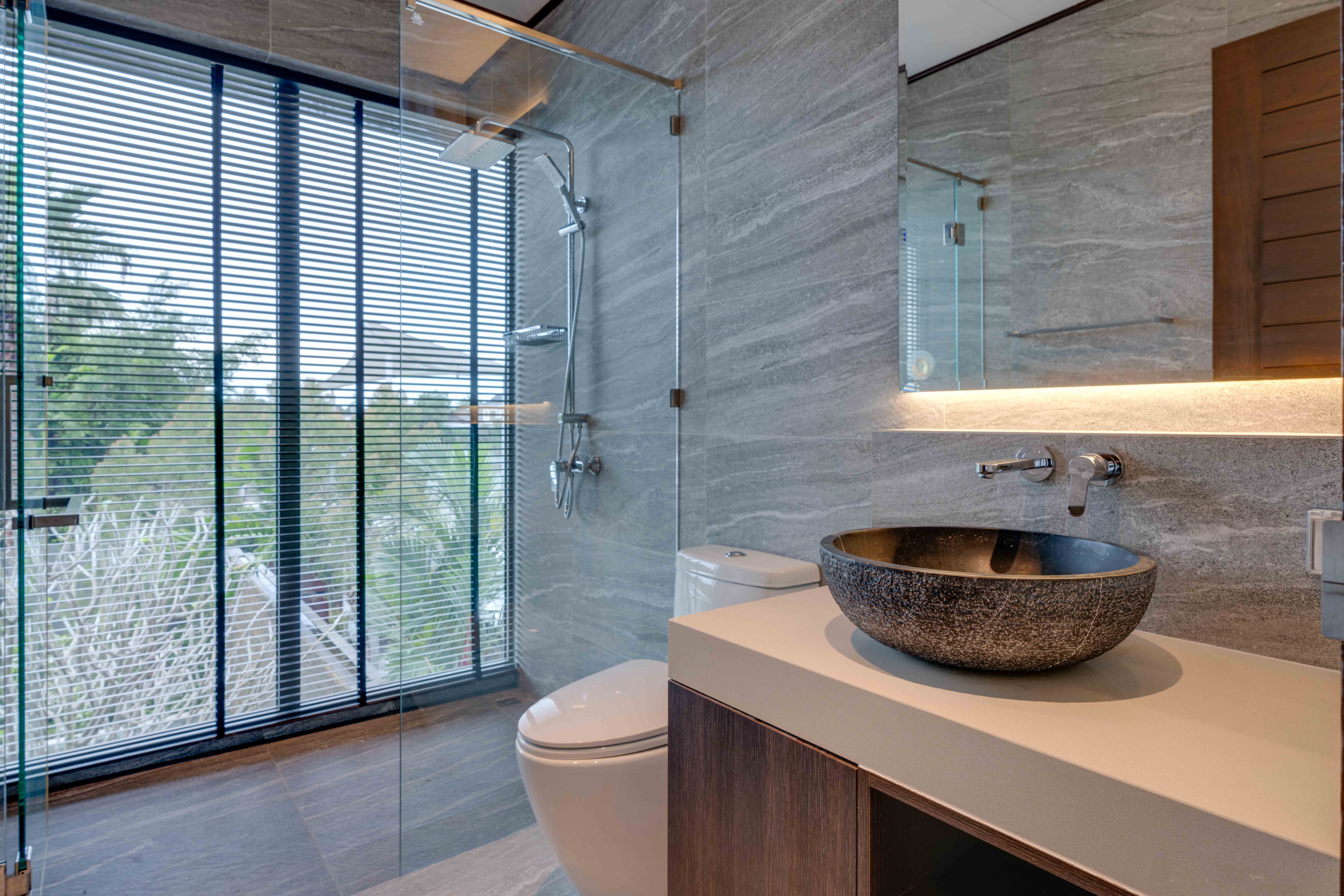 Spacious 5-Bedroom Villa with Expansive Land Plot and Private Pool image