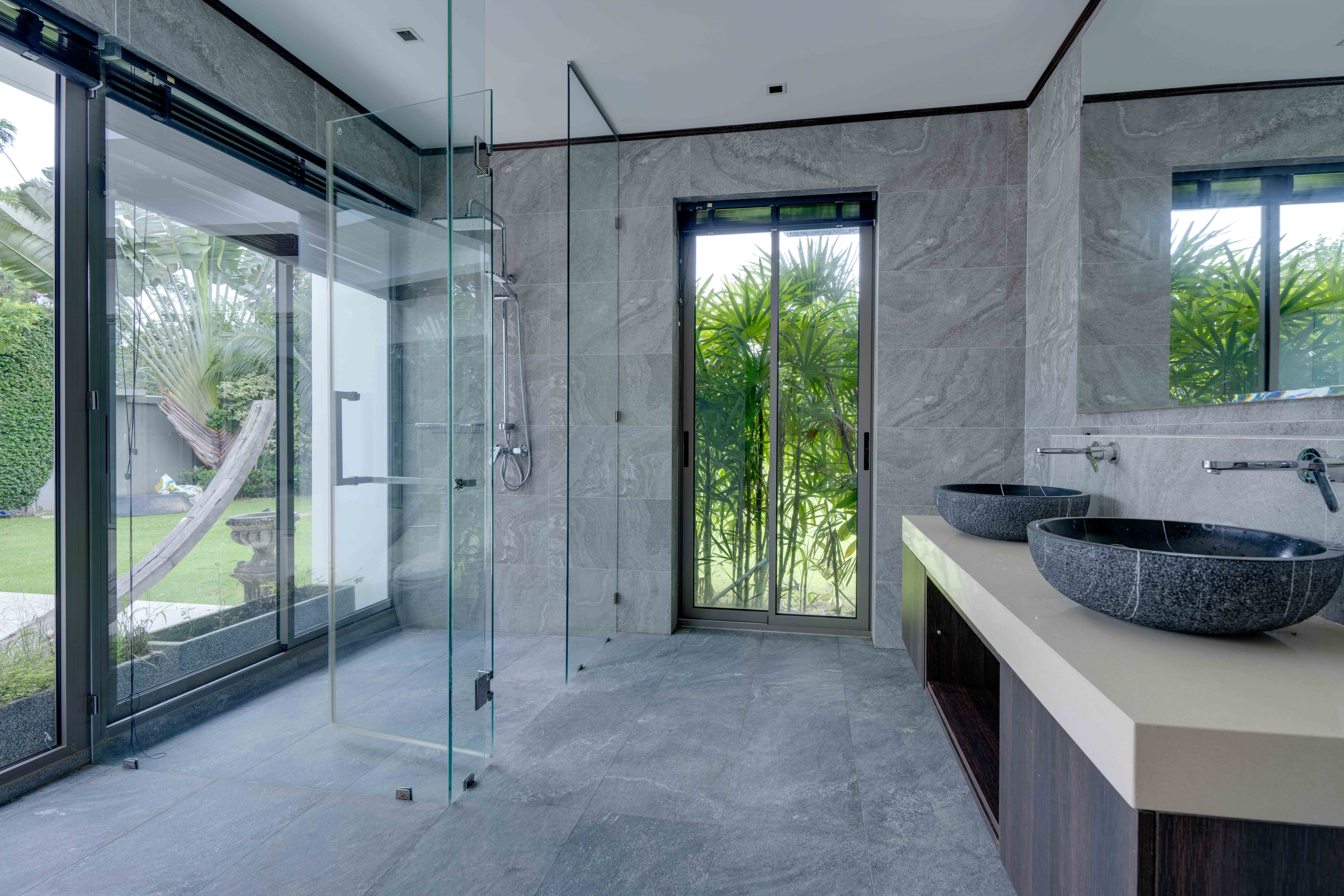 Spacious 5-Bedroom Villa with Expansive Land Plot and Private Pool image