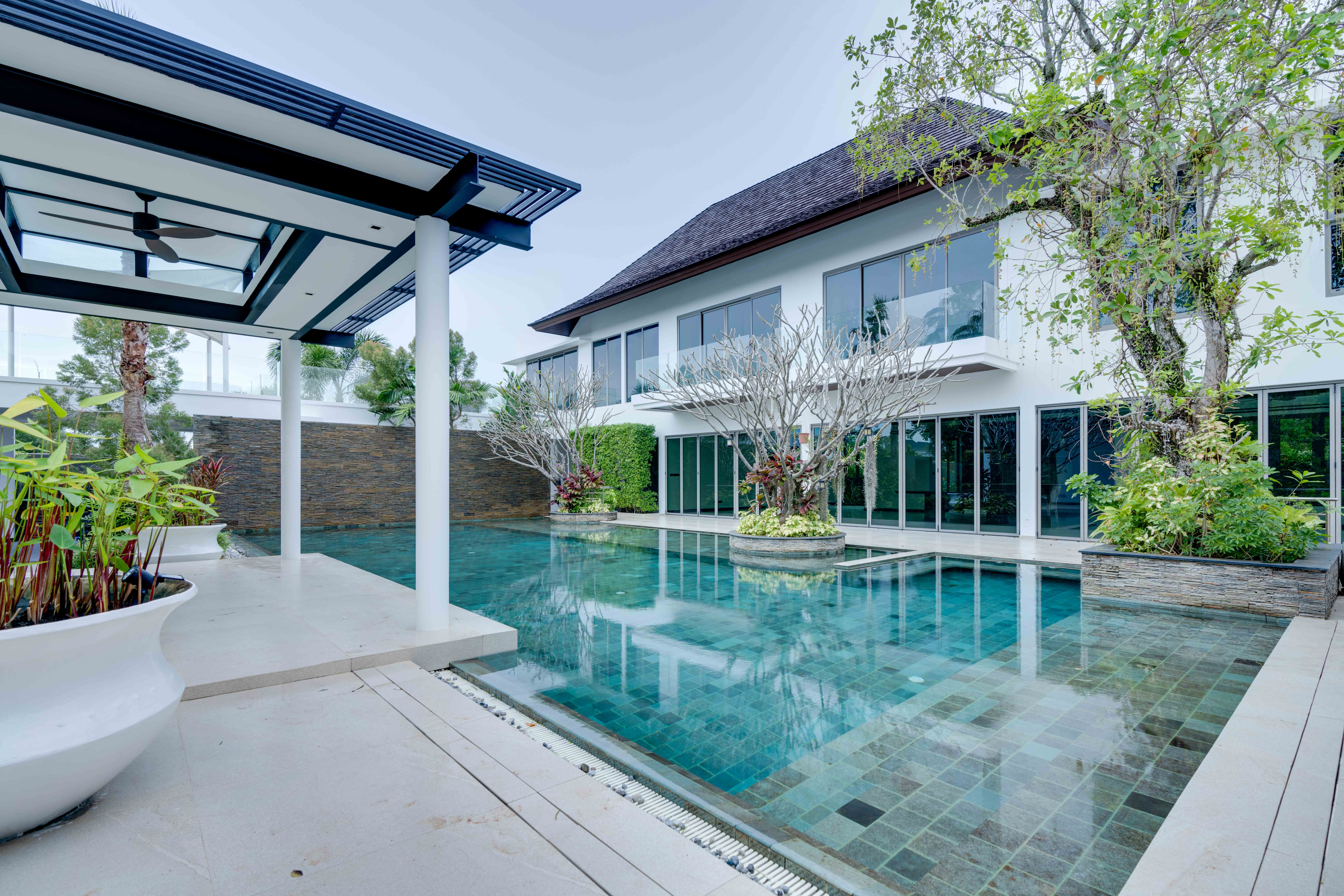 Spacious 5-Bedroom Villa with Expansive Land Plot and Private Pool image