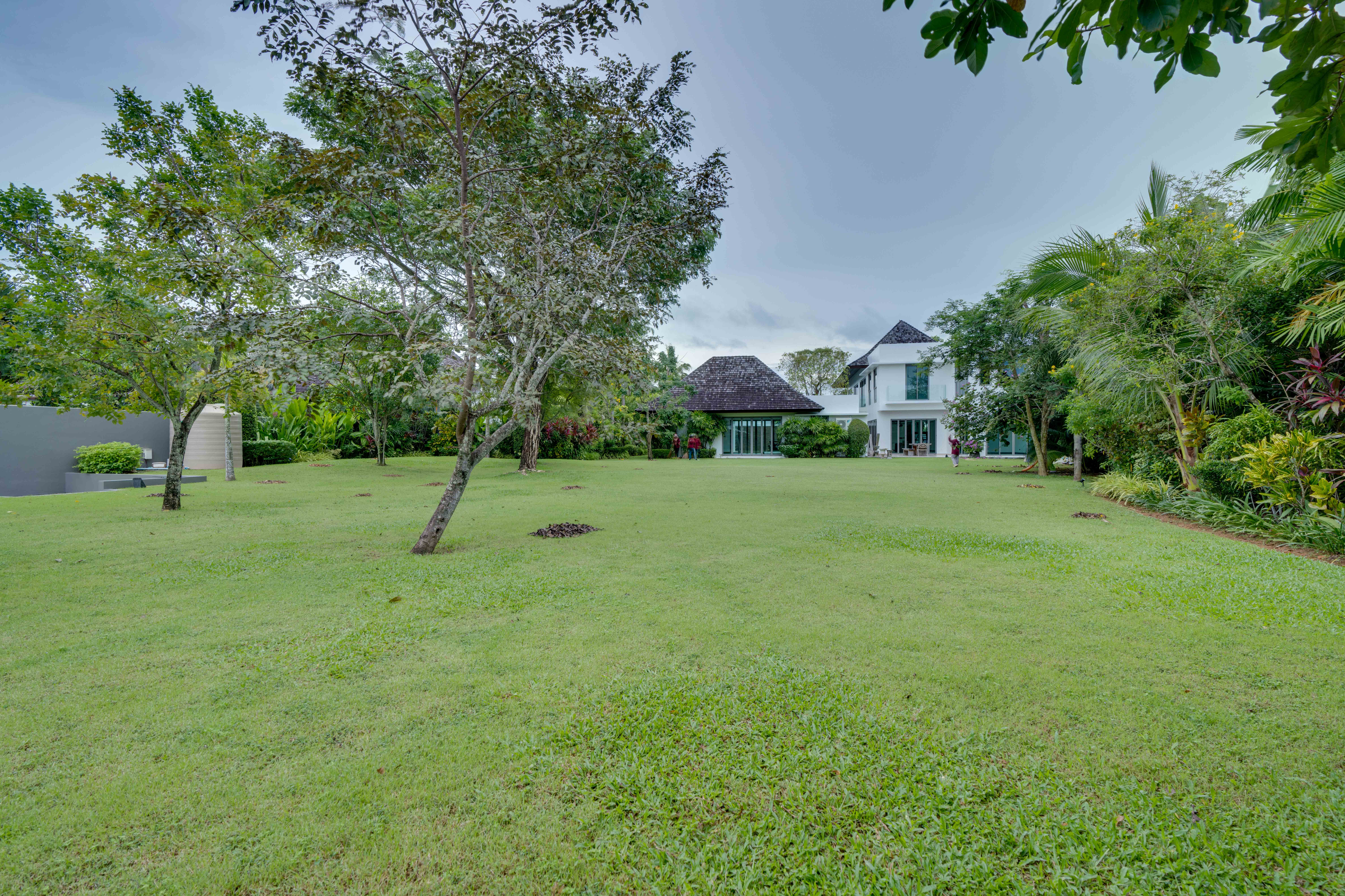 Spacious 5-Bedroom Villa with Expansive Land Plot and Private Pool image