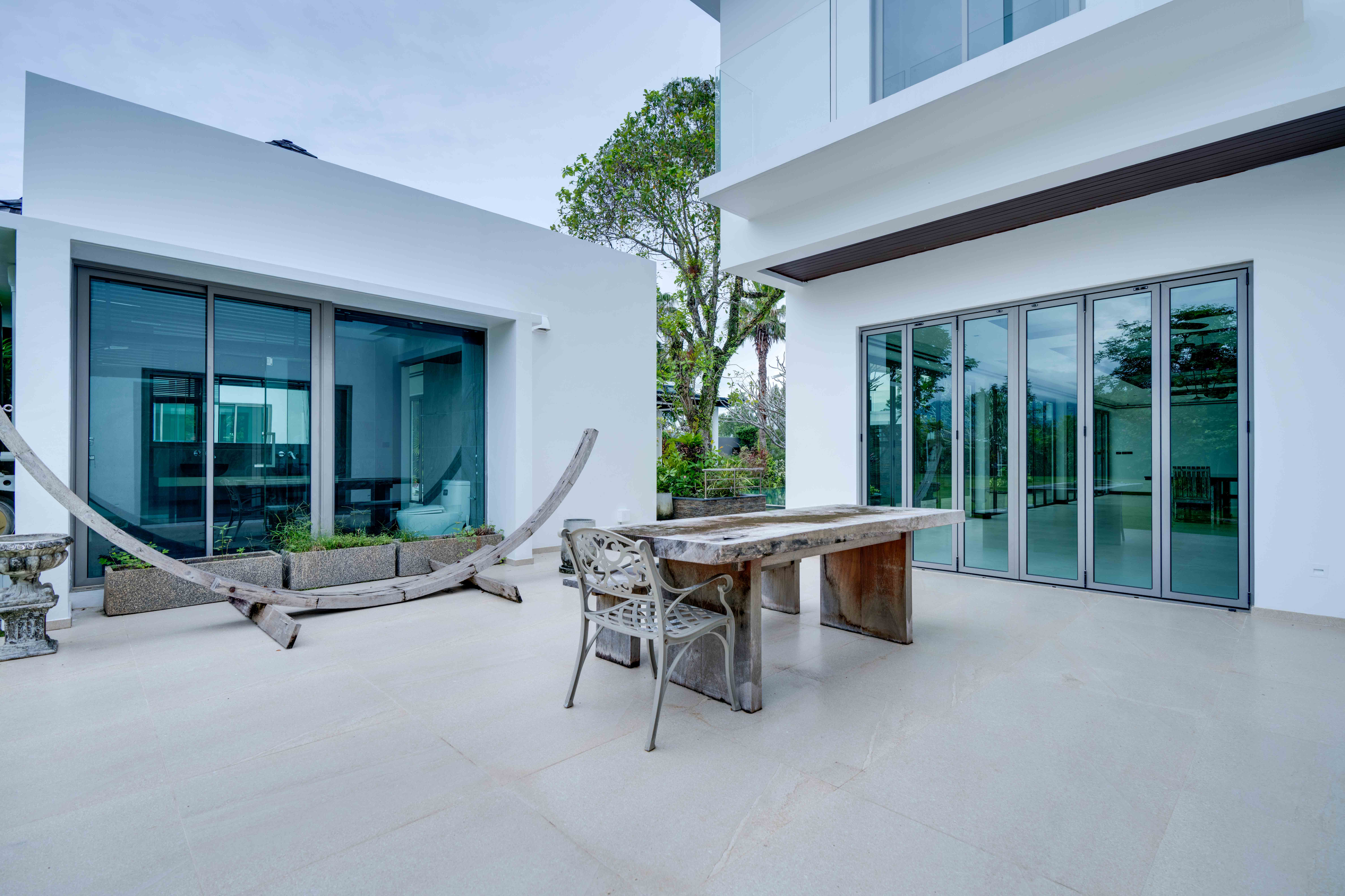 Spacious 5-Bedroom Villa with Expansive Land Plot and Private Pool image