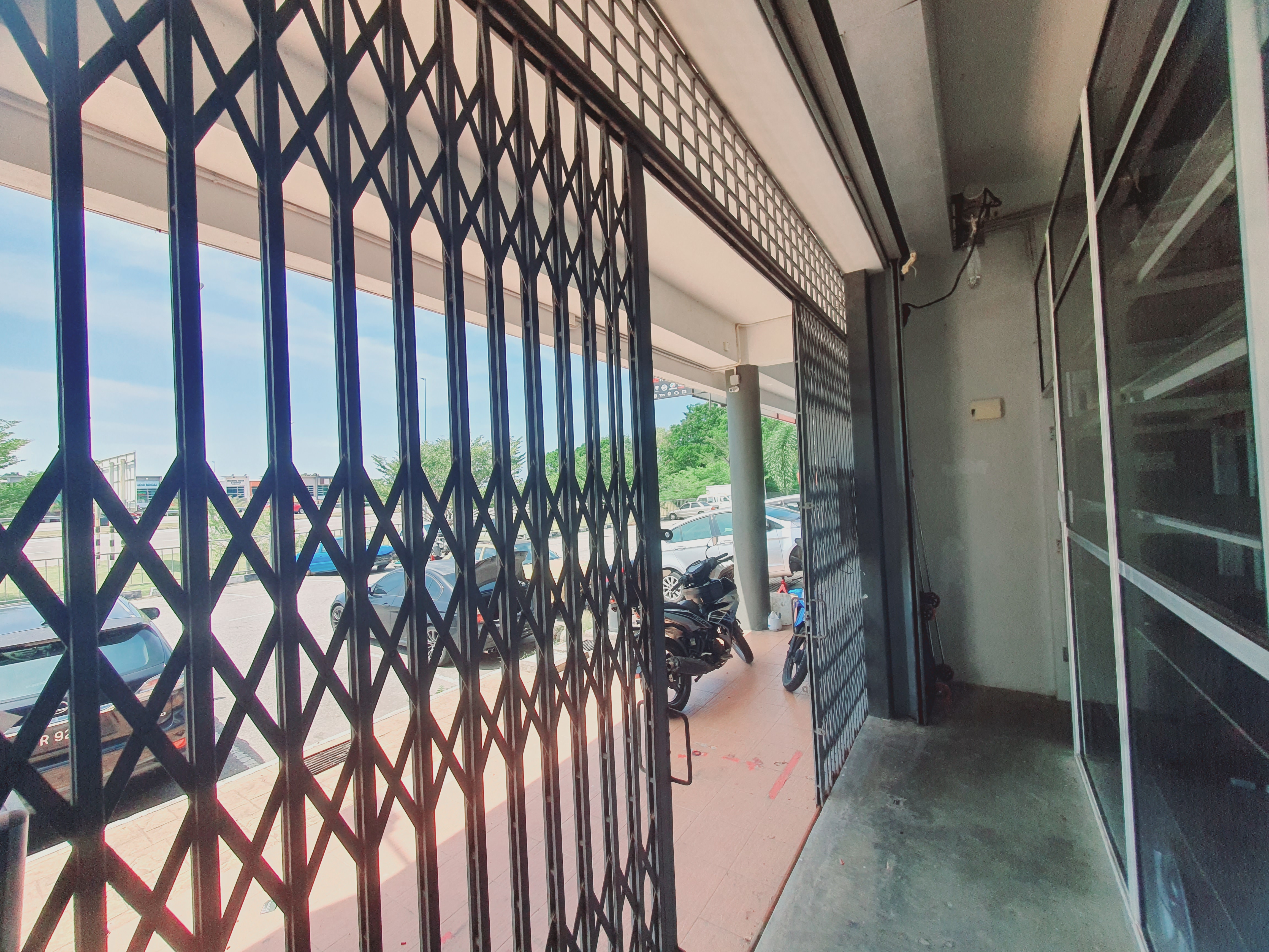 Ground Floor Face Main Road Traffic Light Gangsa Avenue Batu Berendam image