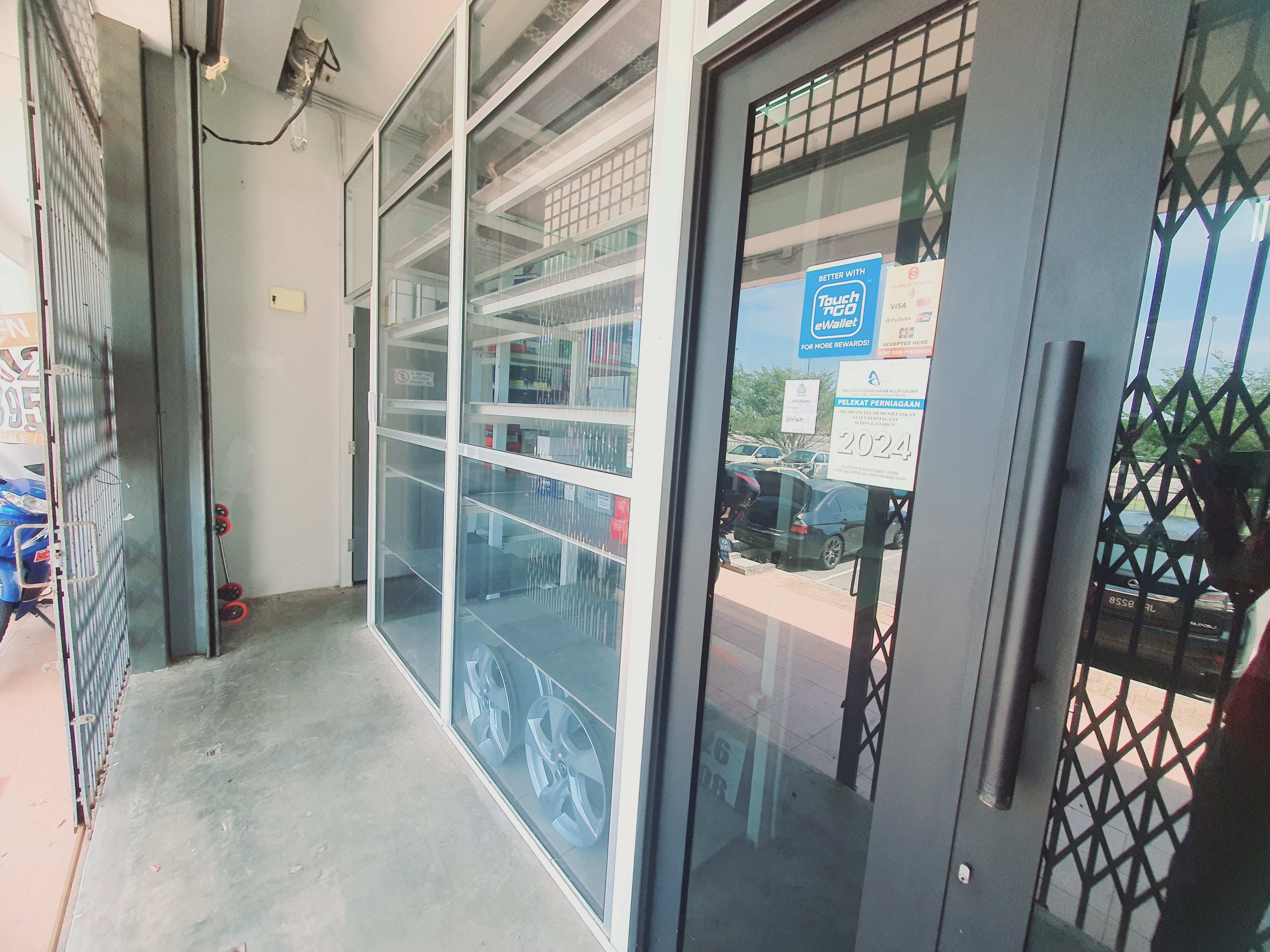 Ground Floor Face Main Road Traffic Light Gangsa Avenue Batu Berendam image