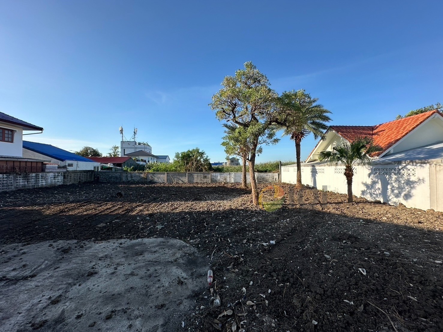 For sale 2 plots of vacant land with title deeds in the Pla Thong Village, Srinakarin, next to the MRT Yellow Line (Sri Dan Station) image