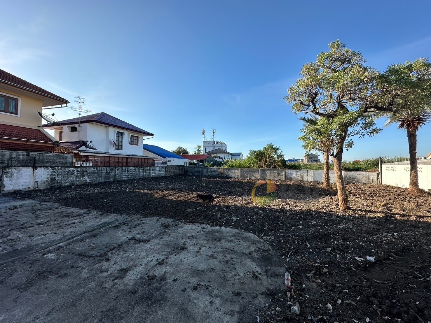 For sale 2 plots of vacant land with title deeds in the Pla Thong Village, Srinakarin, next to the MRT Yellow Line (Sri Dan Station) image