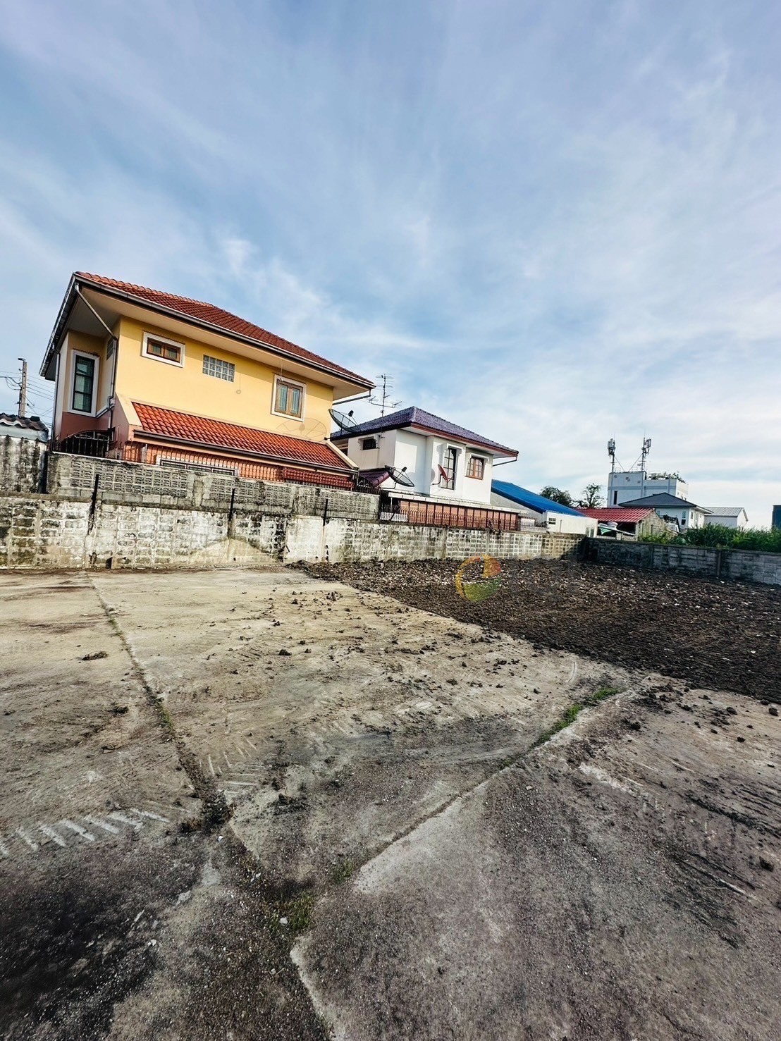 For sale 2 plots of vacant land with title deeds in the Pla Thong Village, Srinakarin, next to the MRT Yellow Line (Sri Dan Station) image