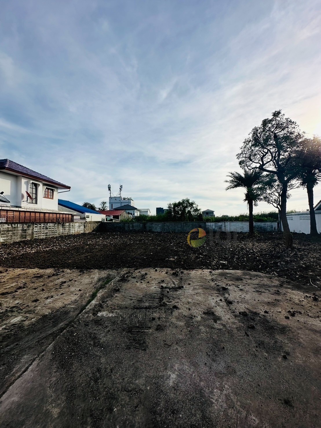 For sale 2 plots of vacant land with title deeds in the Pla Thong Village, Srinakarin, next to the MRT Yellow Line (Sri Dan Station) image