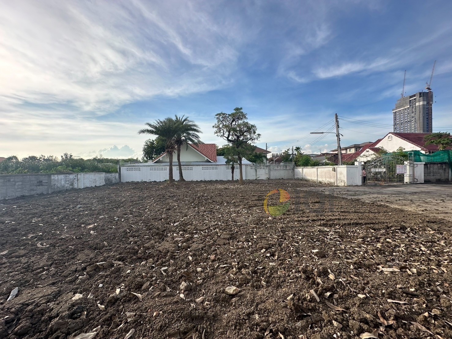 For sale 2 plots of vacant land with title deeds in the Pla Thong Village, Srinakarin, next to the MRT Yellow Line (Sri Dan Station) image