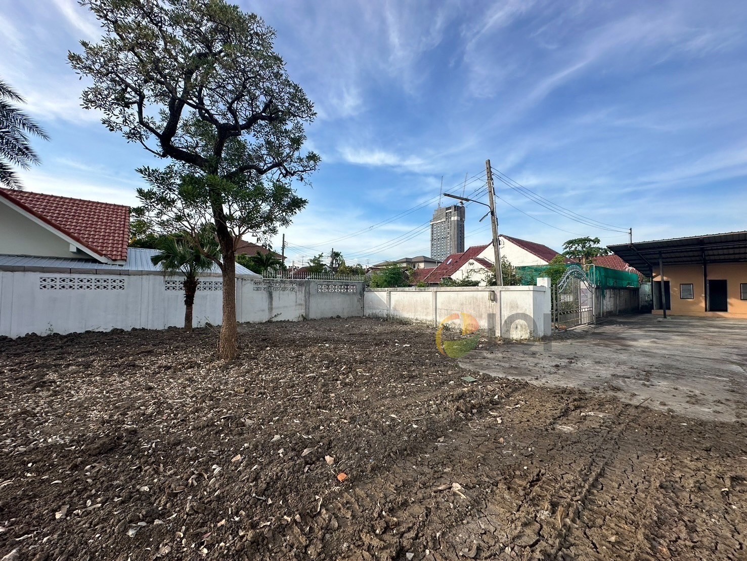 For sale 2 plots of vacant land with title deeds in the Pla Thong Village, Srinakarin, next to the MRT Yellow Line (Sri Dan Station) image