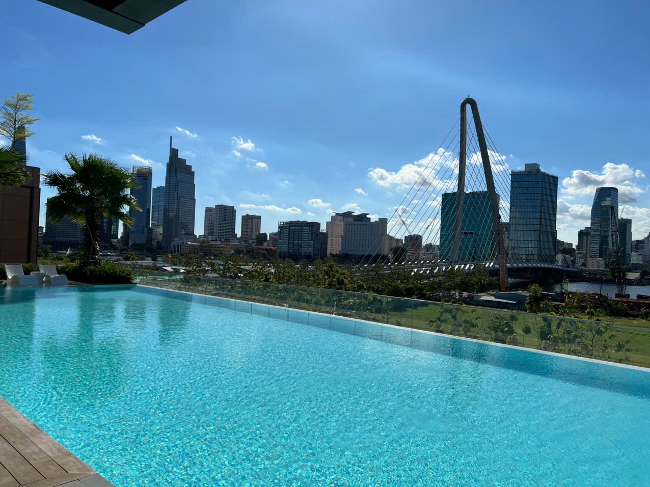 1 Bedroom Aparment At The Galleria Metropole image