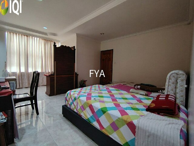 SUPERSIZED 2.5 Storey Semi Detached House image