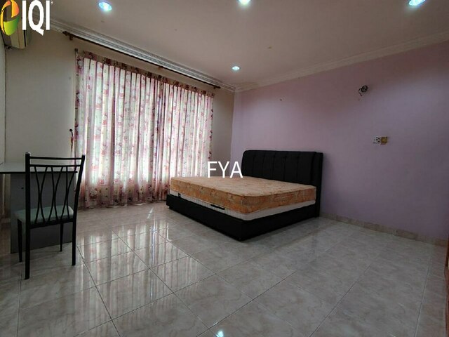SUPERSIZED 2.5 Storey Semi Detached House image