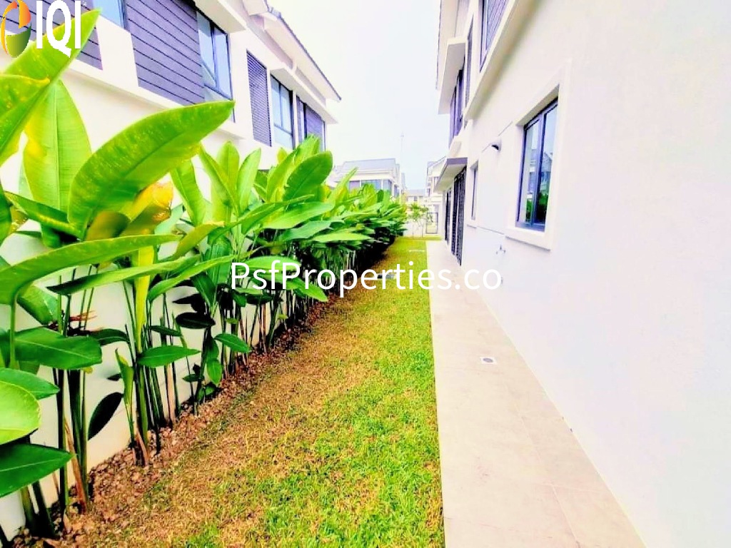 Reesia Elmina Garden image