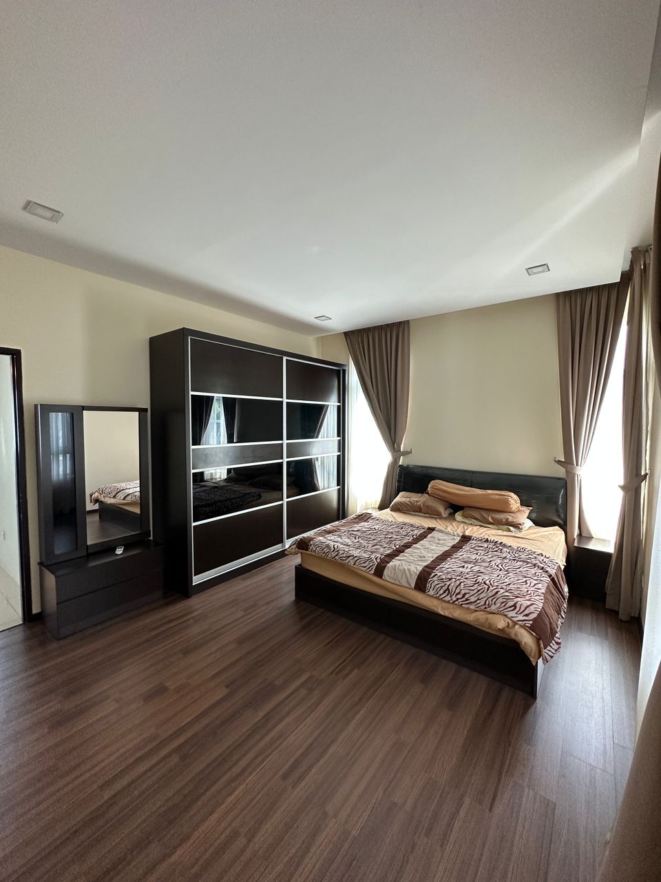 10 Island Resort image