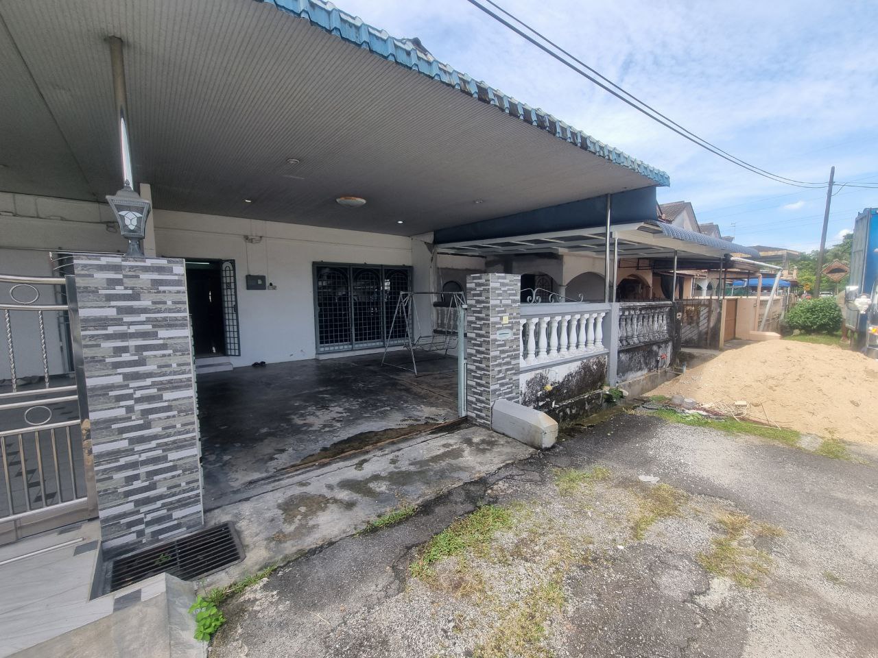 Double Storey house located in taiping town for sale image