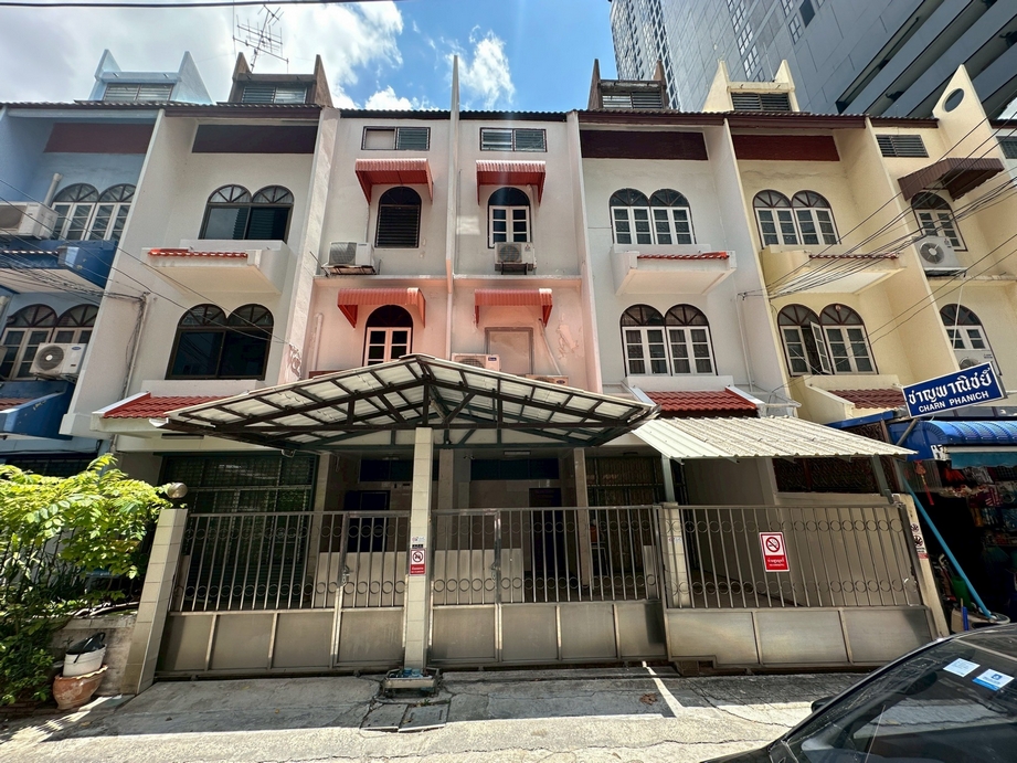 Townhouse at Sukhumvit 19, near Terninal 21 Asoke image