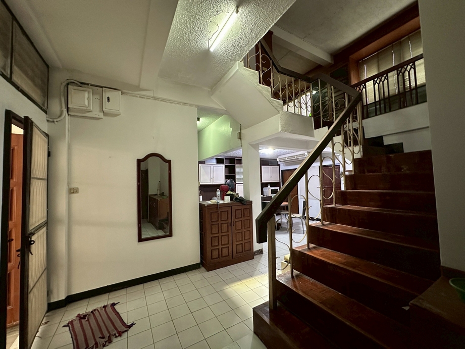 Townhouse at Sukhumvit 19, near Terninal 21 Asoke image