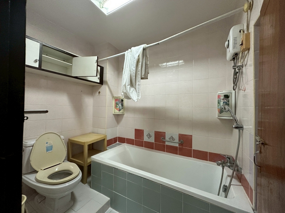 Townhouse at Sukhumvit 19, near Terninal 21 Asoke image