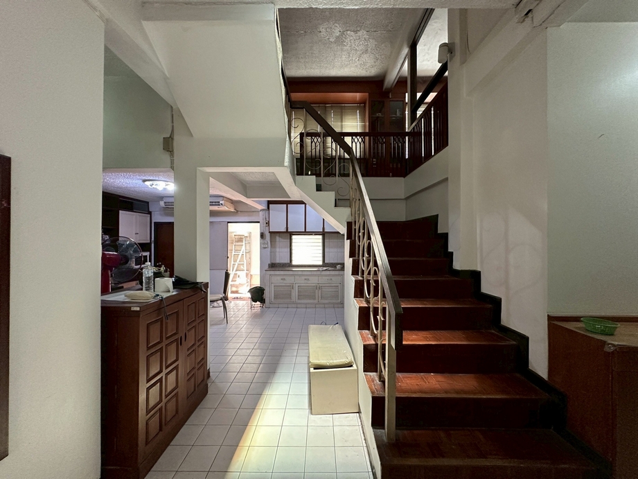 Townhouse at Sukhumvit 19, near Terninal 21 Asoke image