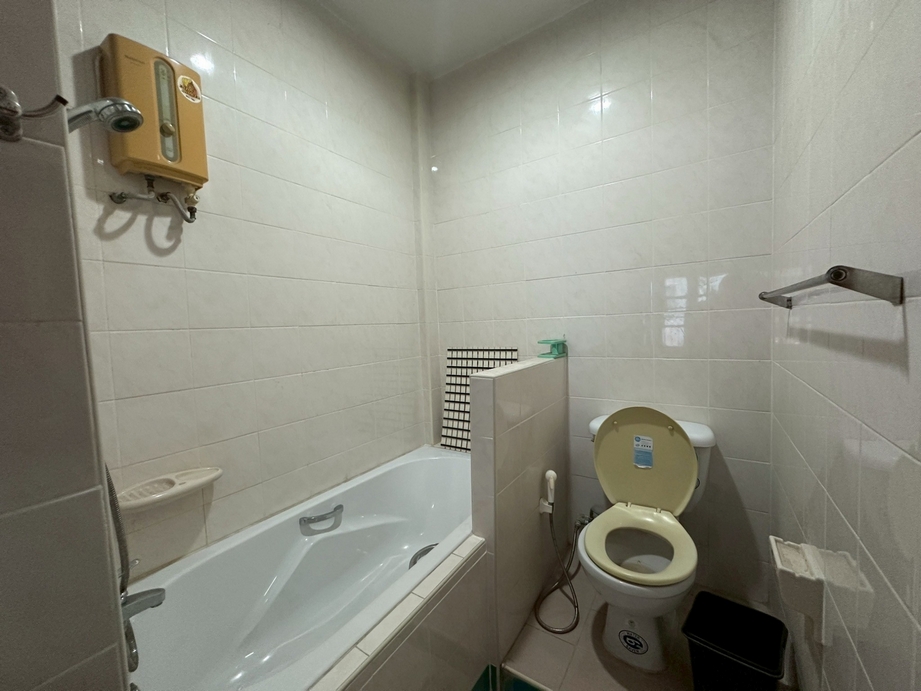 Townhouse at Sukhumvit 19, near Terninal 21 Asoke image