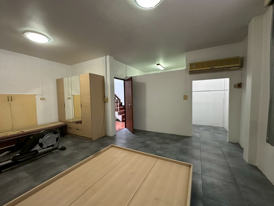 Townhouse at Sukhumvit 19, near Terninal 21 Asoke image