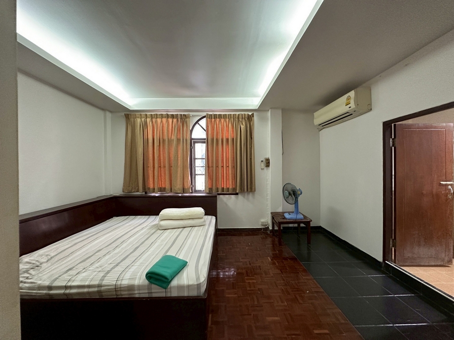 Townhouse at Sukhumvit 19, near Terninal 21 Asoke image