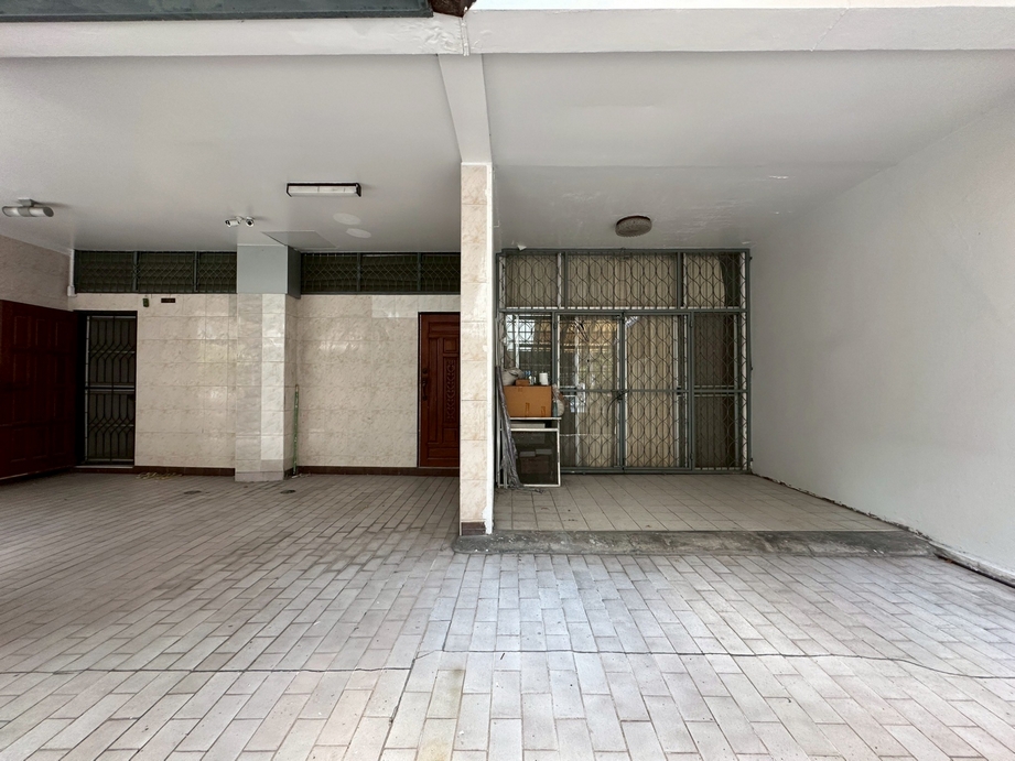 Townhouse at Sukhumvit 19, near Terninal 21 Asoke image