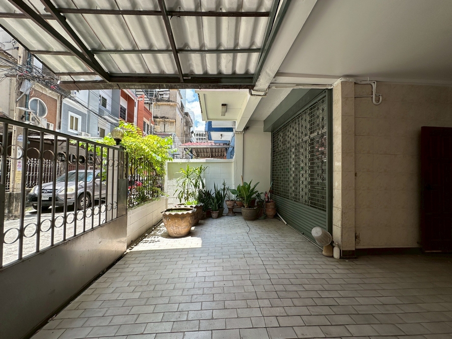 Townhouse at Sukhumvit 19, near Terninal 21 Asoke image