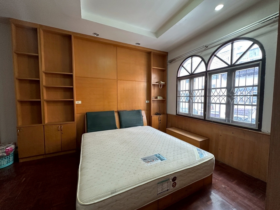 Townhouse at Sukhumvit 19, near Terninal 21 Asoke image